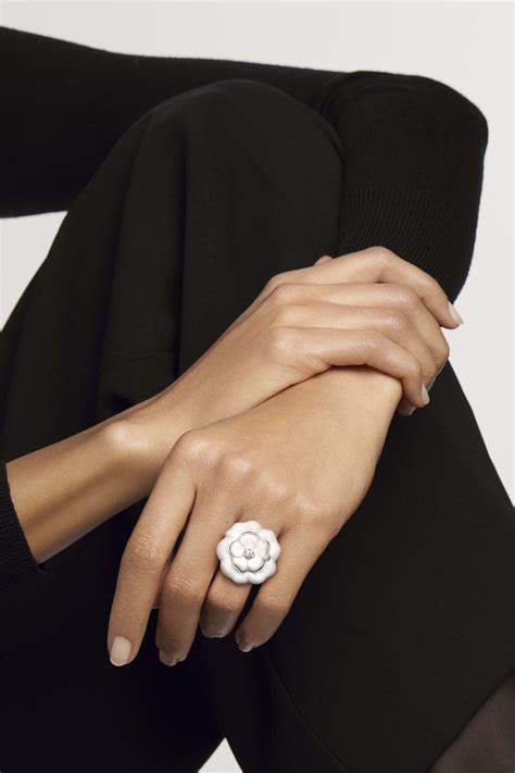 camélia chanel bague